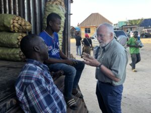 Peter Reinhard, President of the farip Foundation Board, currently on a tour through Tanzania, discusses with the local agent, who connects the long-distance trader with buyers for this truckload, and tries to understand how prices are developing.